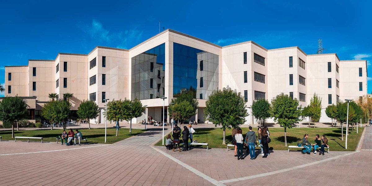 Edificio de un campus universitario en Cantabria