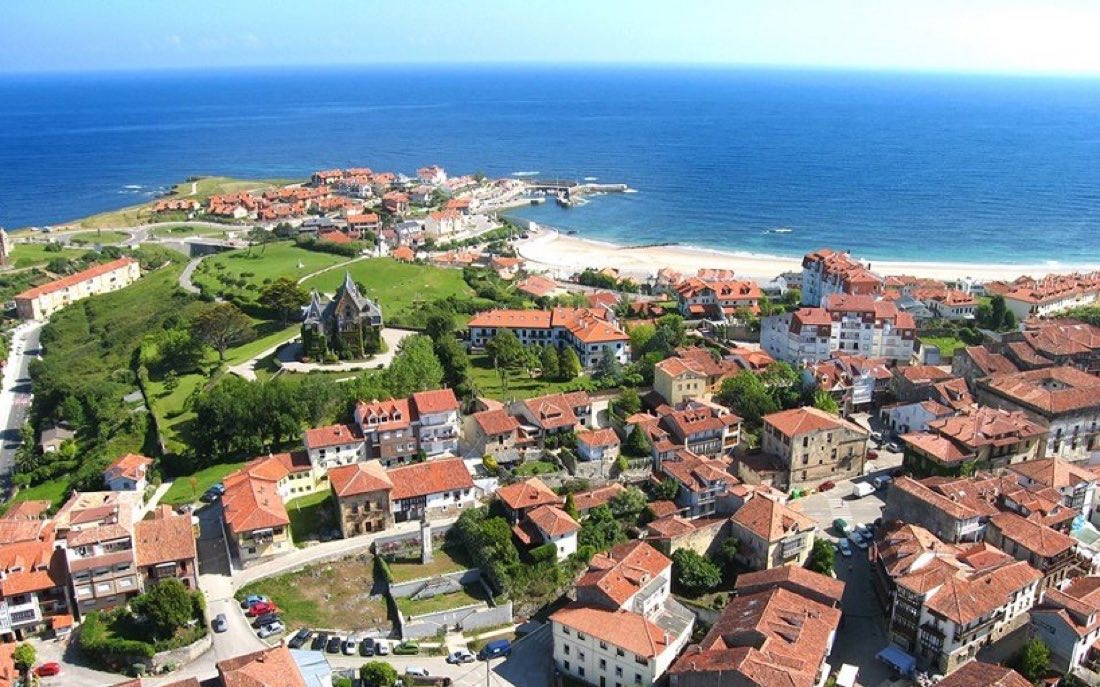 Vista aérea de Comillas y su playa