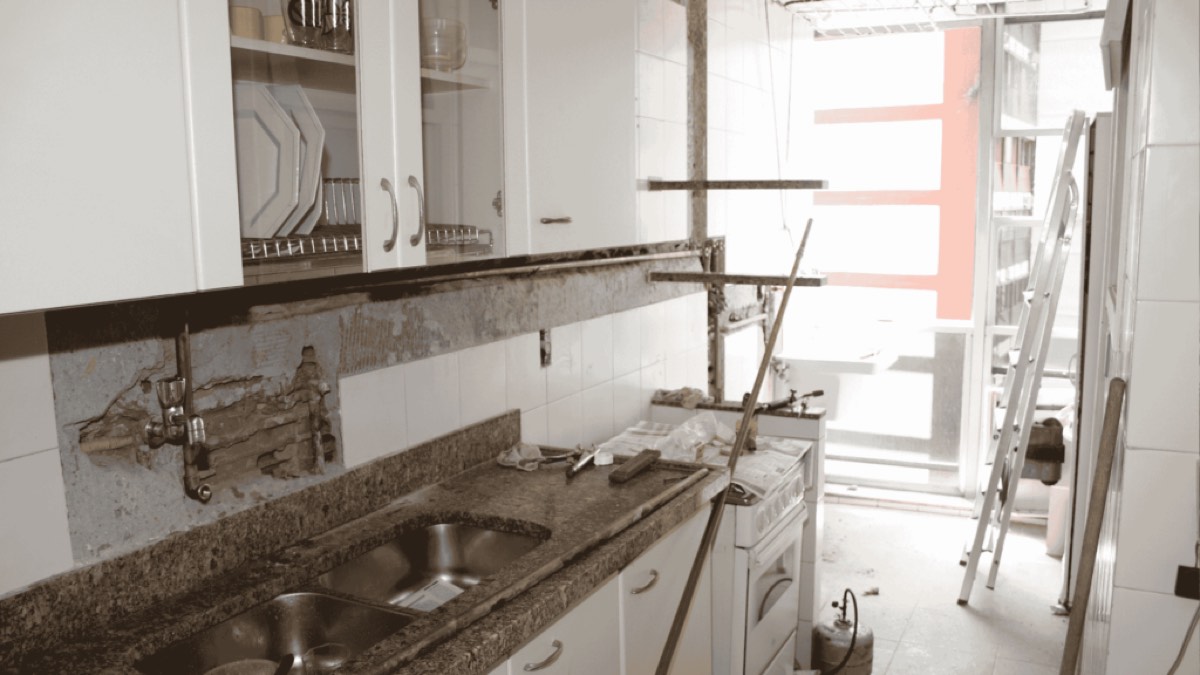 Cocina en obras durante la reforma de un piso de alquiler