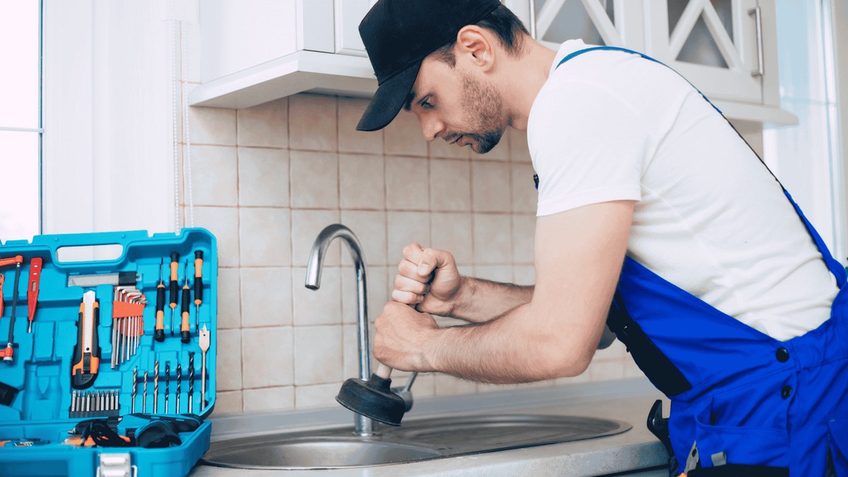Técnico reparando la fontanería de una vivienda vacacional