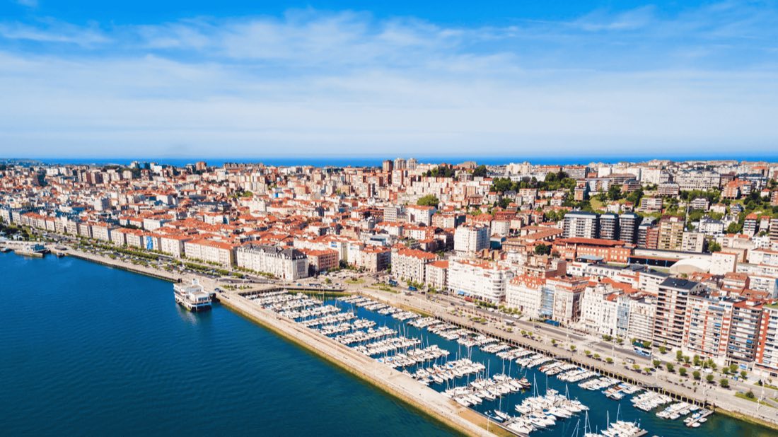Vista aérea de Santander con el puerto deportivo de Puertochico y la bahía