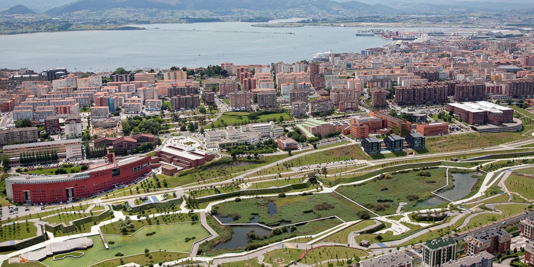 Vista aérea de Santander con el entorno del campus universitario