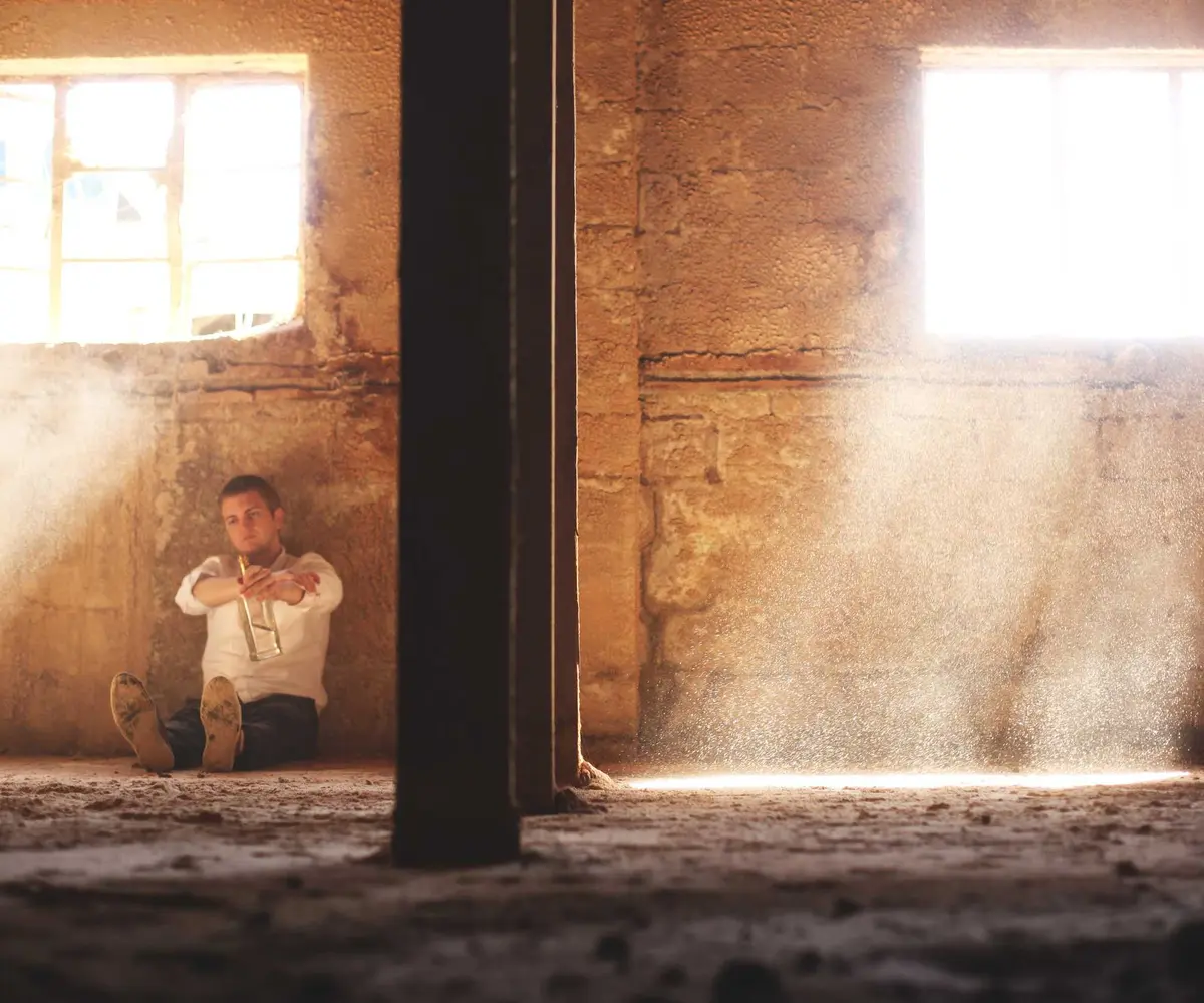 Espacio diáfano en bruto con luz entrando por las ventanas